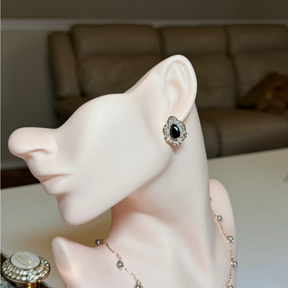 Elegant Black and Gold Teardrop Earrings - Picture 3 of 11